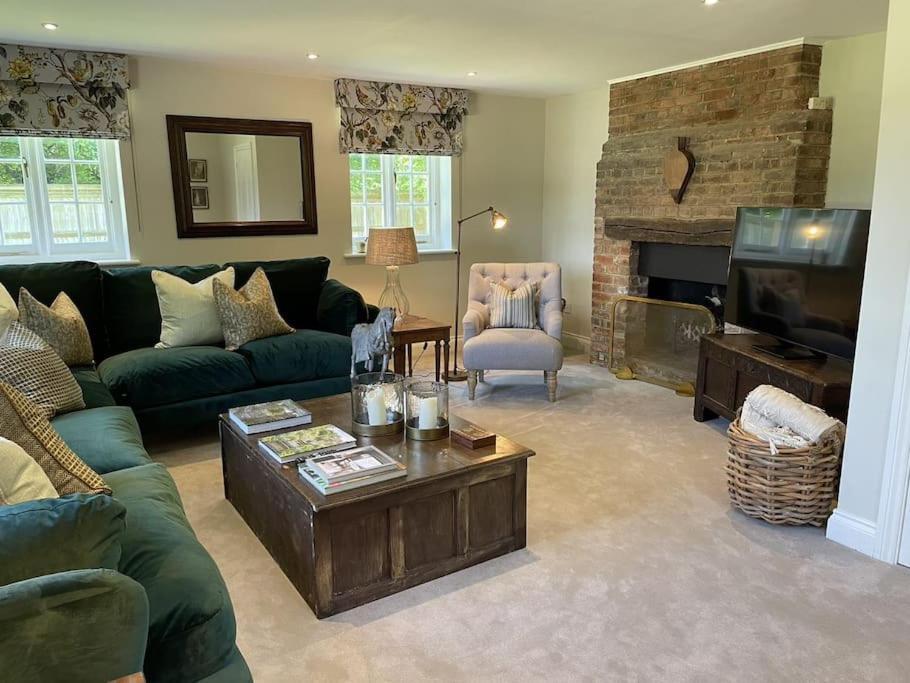 Holly Cottage, 2, Northbrook Park, Farnham-Up To 6 Adults Exterior foto